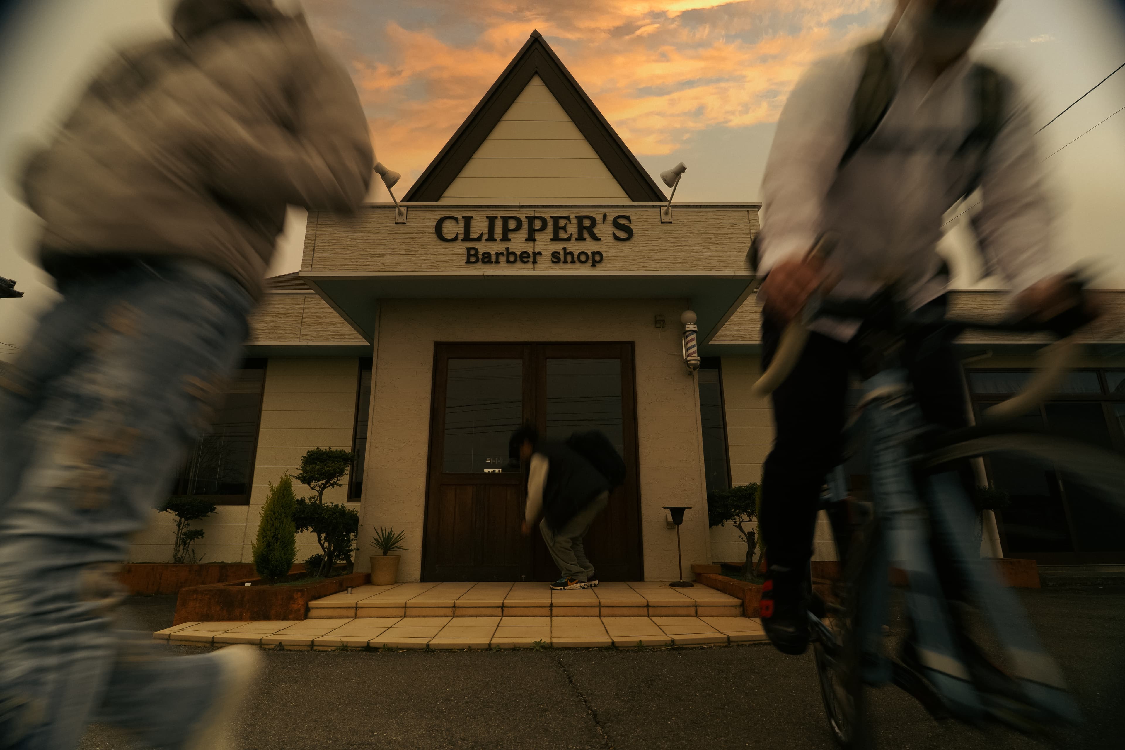 夕暮れのCLIPPER'S店頭。人が行き交う日常の一場面